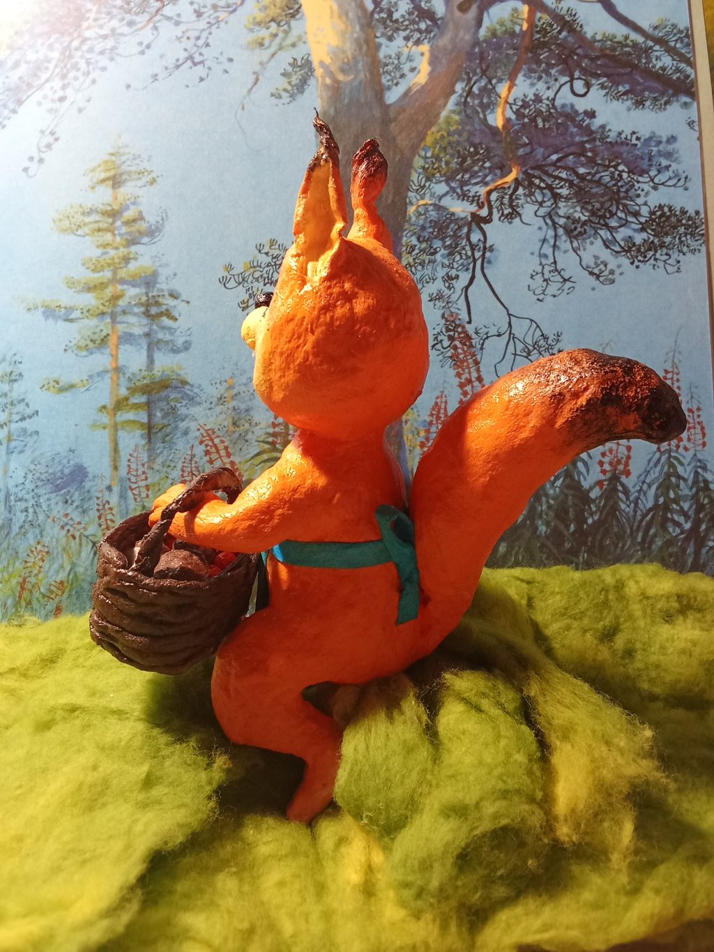 Белочка с корзиной