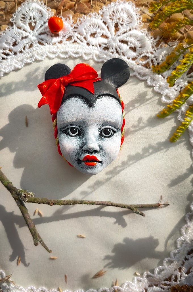 Брошь ручной работы » Калавера Minnie Mouse»