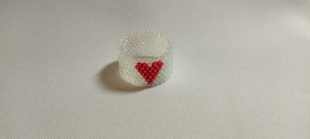 Серебряное кольцо с красным сердечком из бисера