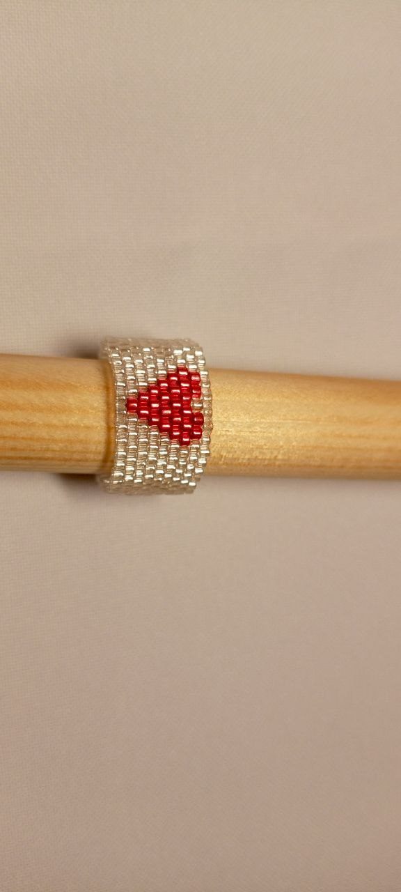 Серебряное кольцо с красным сердечком из бисера