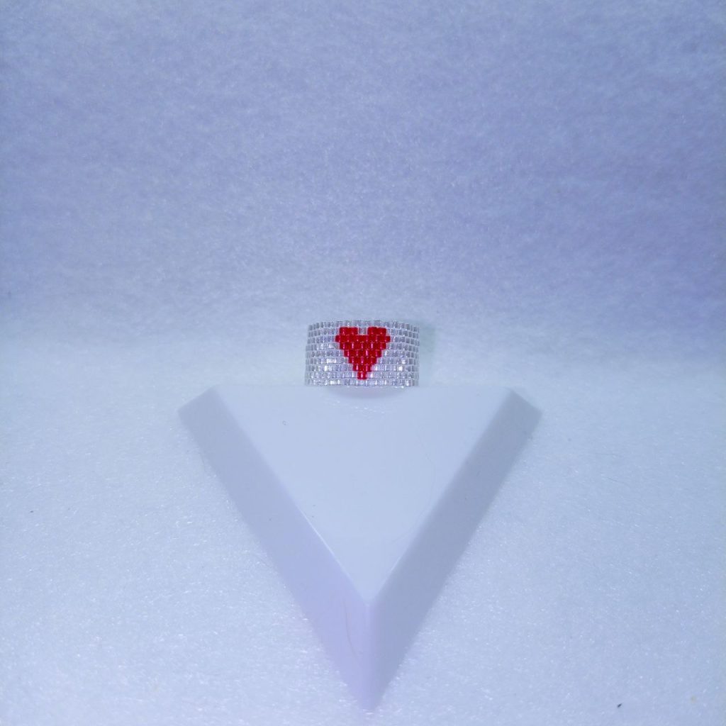 Серебряное кольцо с красным сердечком из бисера