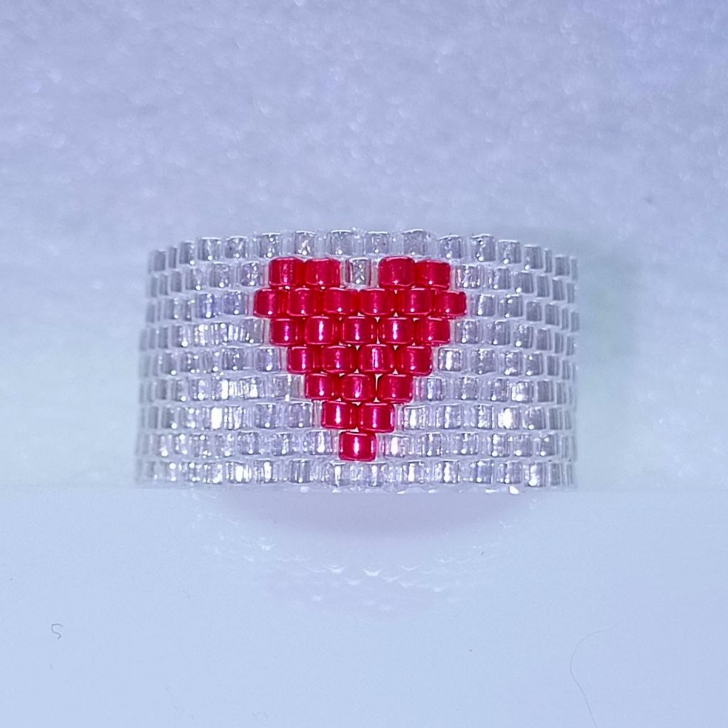 Серебряное кольцо с красным сердечком из бисера