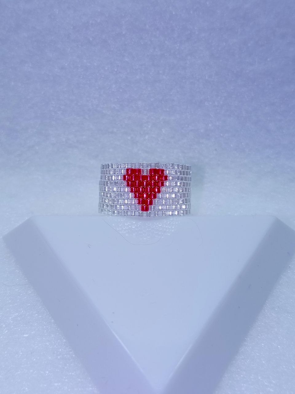 Серебряное кольцо с красным сердечком из бисера