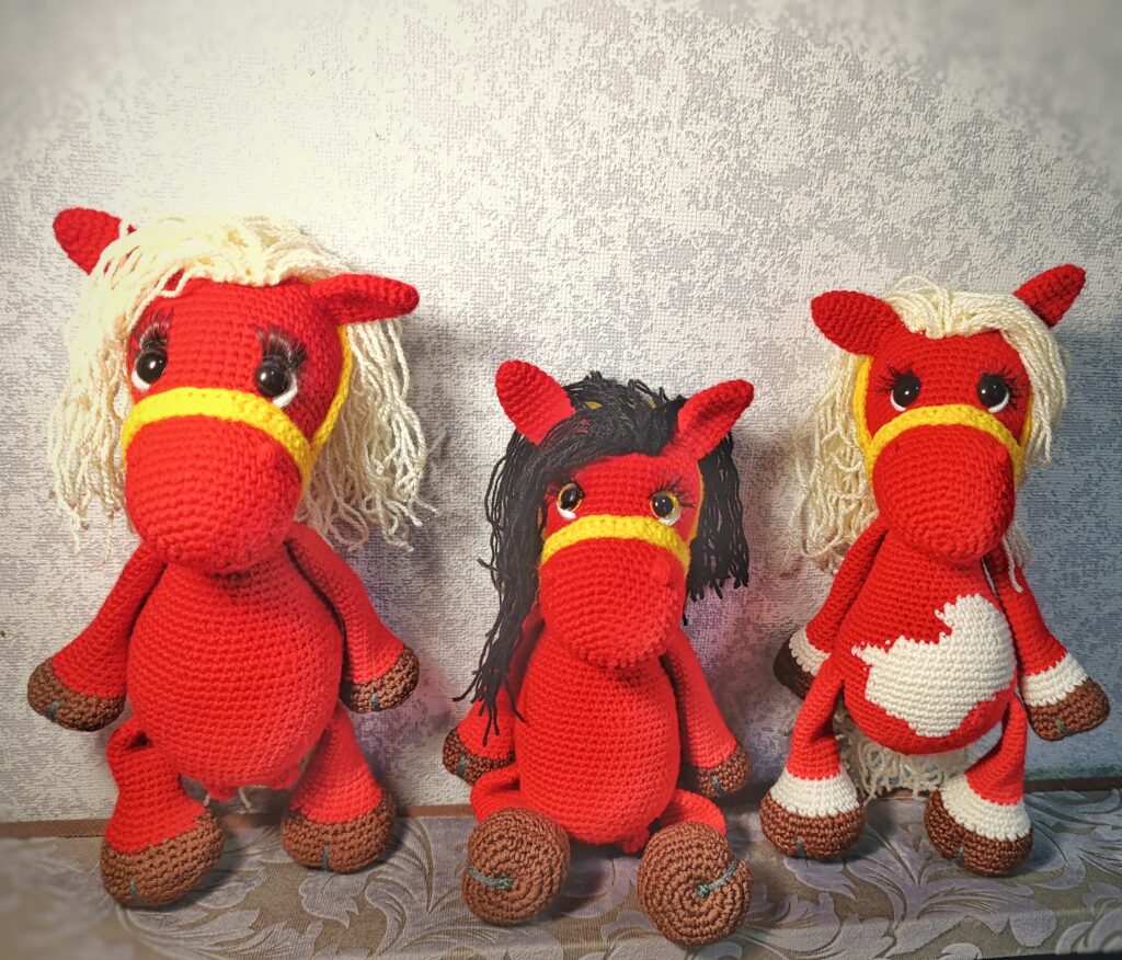 Лошадь Конь
