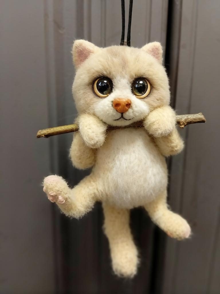 Кот на ветке.
