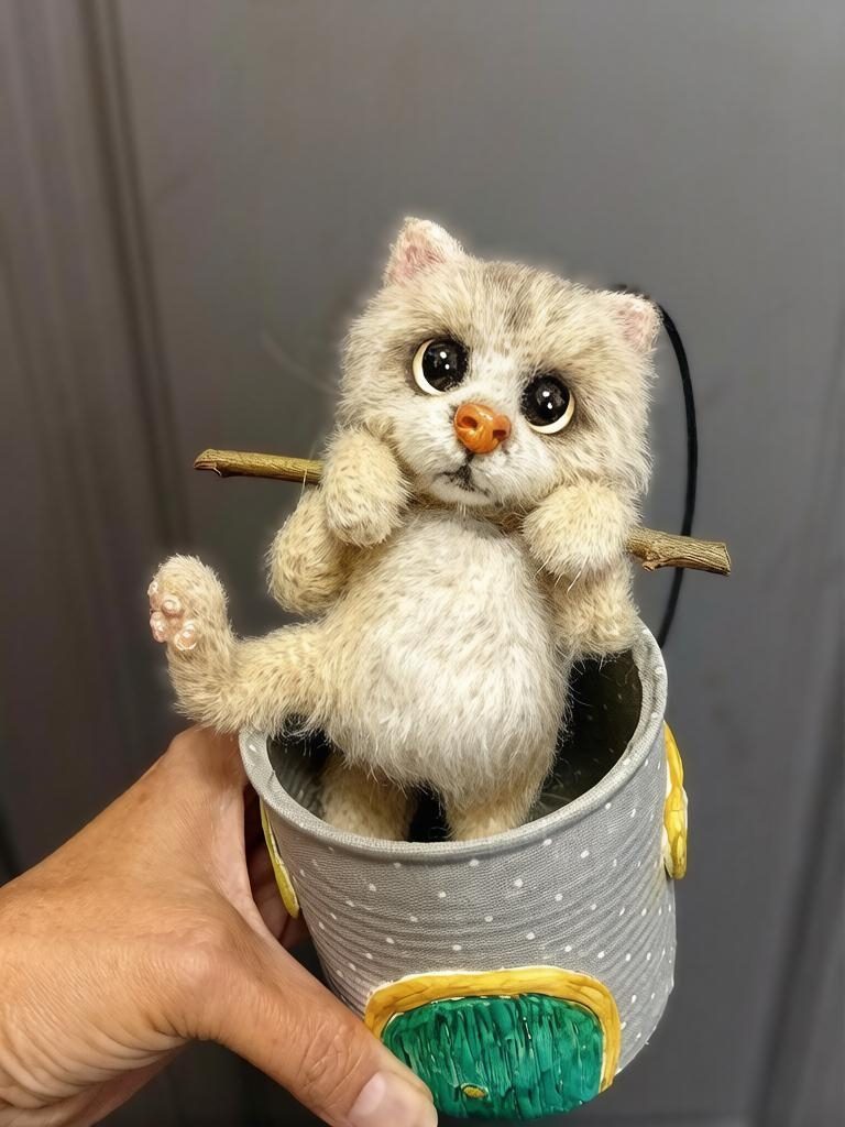 Кот на ветке.
