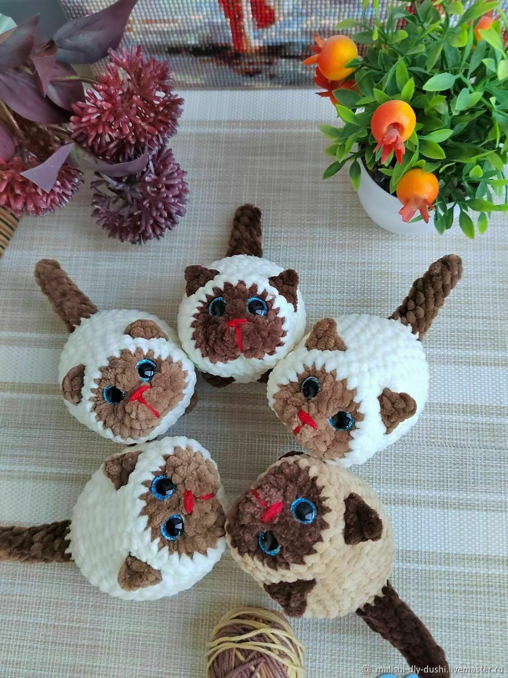 Игрушка кот сиамский из плюшевой пряжи