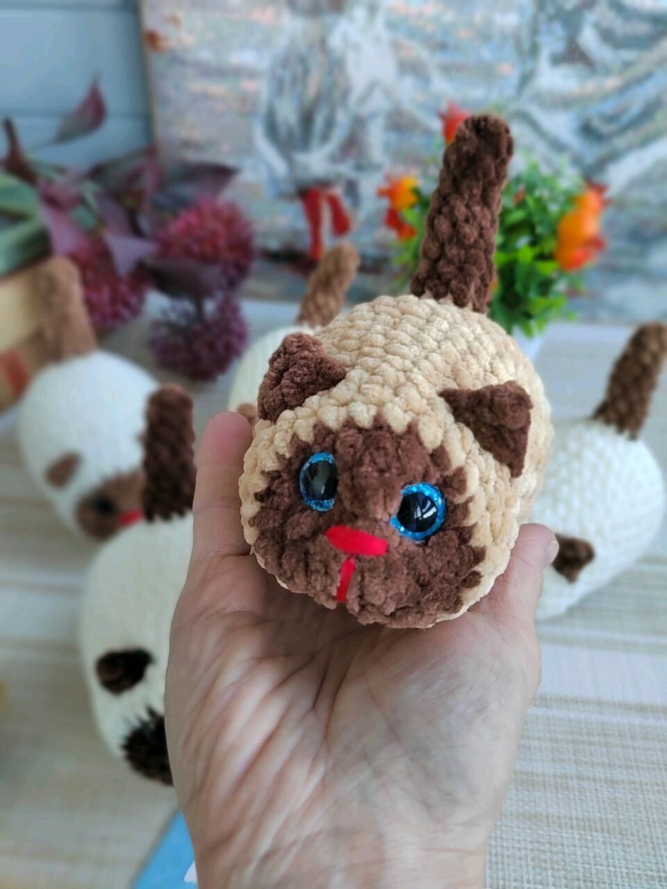 Игрушка кот сиамский из плюшевой пряжи