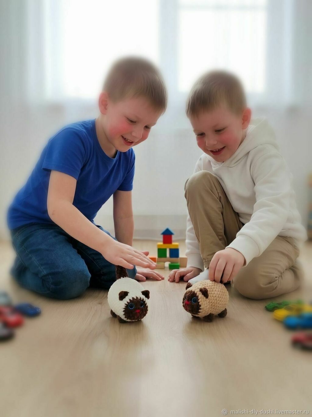 Игрушка кот сиамский из плюшевой пряжи
