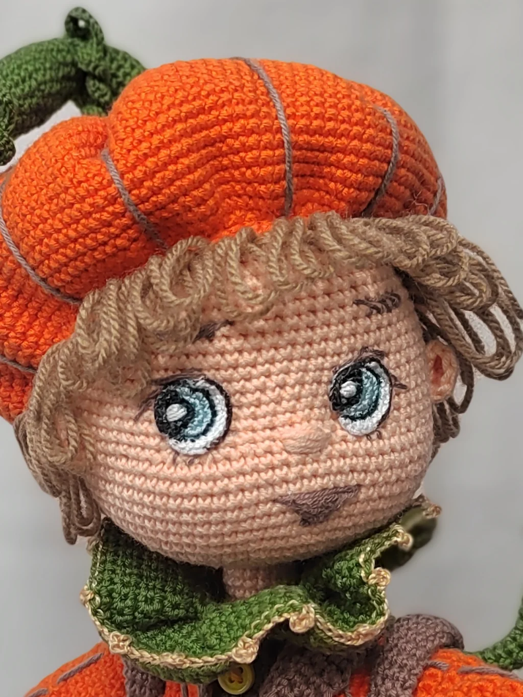Вязаная интерьерная кукла Тыквенок, каркасная игрушка