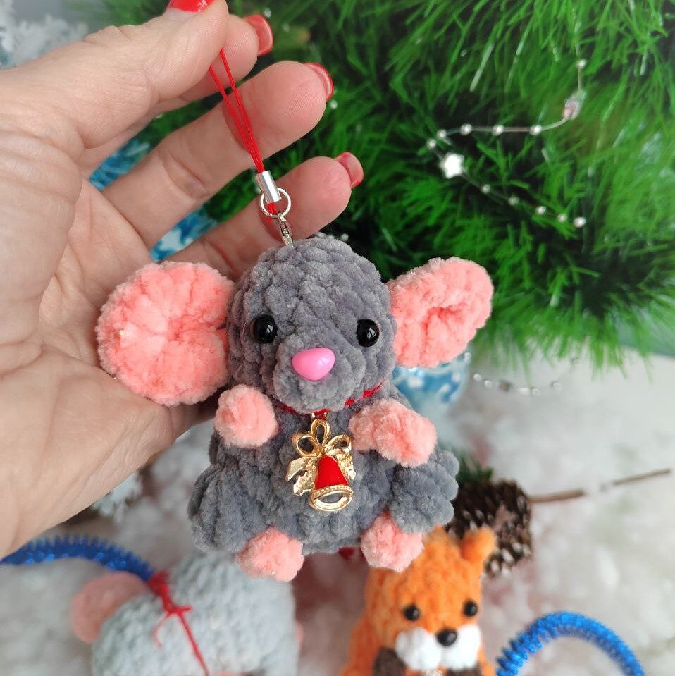 Вязаная игрушка Маленькая вязаная мышка — брелок, талисман, «карманный психолог»