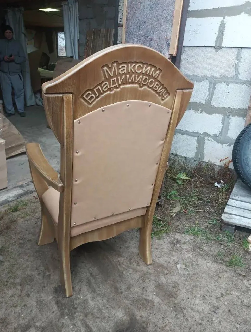 Кресло-трон с каретной стяжкой