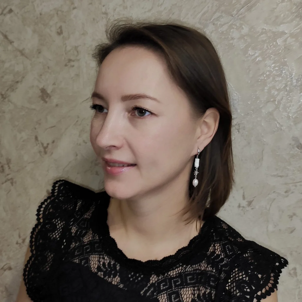 Асимметричные серьги с натуральным жемчугом и кораллом