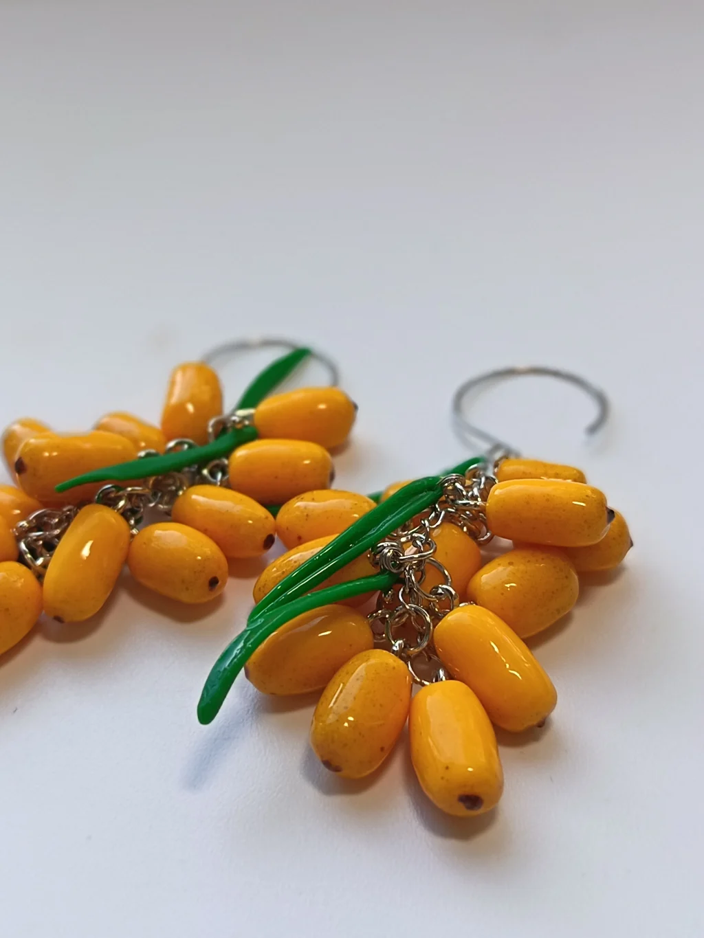 Серьги из облепихи