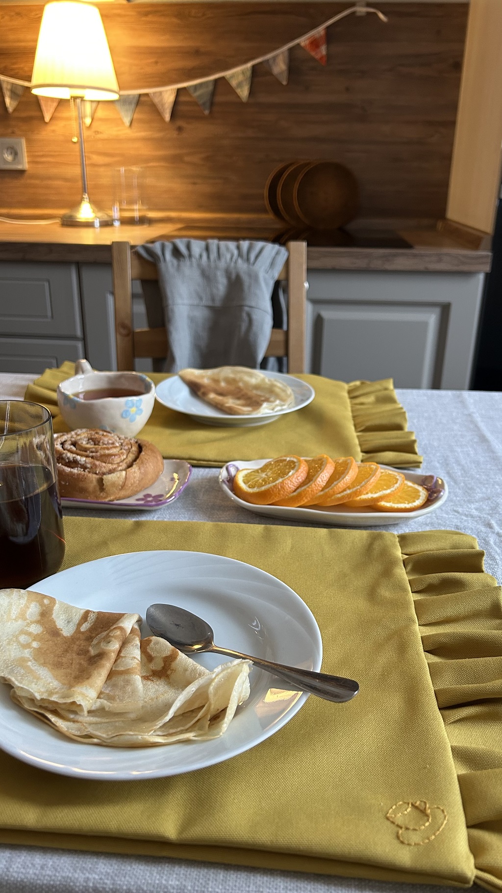 Столовая салфетка с рюшами желтая
