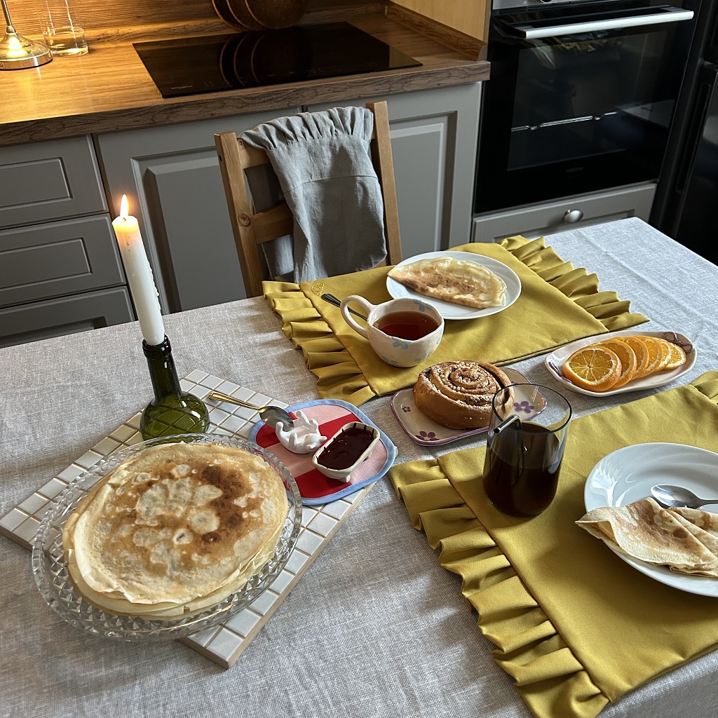Столовая салфетка с рюшами желтая